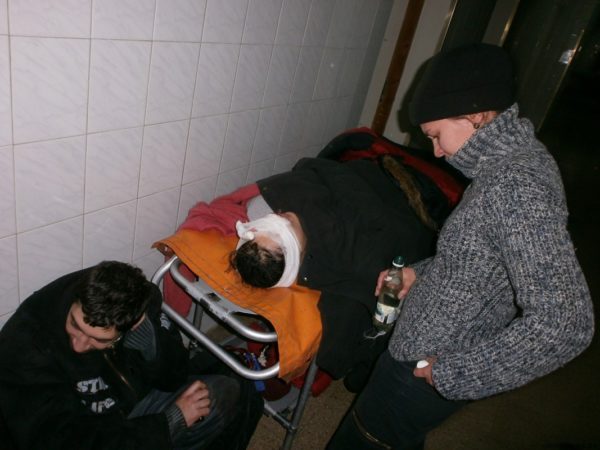 Непритомна з травмою голови 58-річна жінка, поруч згорьований син і невістка.