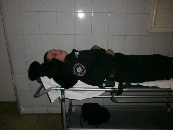 Травмований строковик внутрішніх військ від удару цеглиною по захисному шолому. На щастя, пошкодження виявилося незначним.